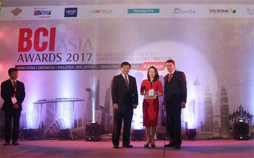 Đại diện FLC nhận giải “Top 10 nhà phát triển tốt nhất Việt Nam” thuộc khuôn khổ giải thưởng BCI Asia Awards