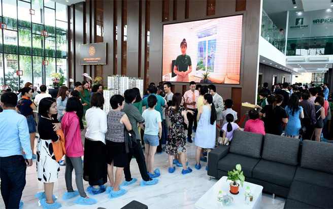 Theo PHPReal, buổi lễ khai trương tổ hợp nhà mẫu 5 sao The Western Capital đã thu hút hơn 1.000 khách hàng tham quan.