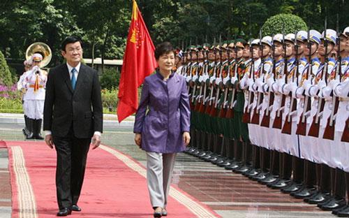Chủ tịch nước Trương Tấn Sang và Tổng thống Hàn Quốc Park Geun Hye duyệt đội danh dự Quân đội nhân dân Việt Nam - Ảnh: TTXVN.