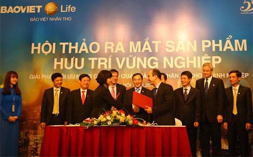  Hôm 19/11, Tổng công ty Bảo Việt Nhân thọ đã ký hợp đồng nguyên tắc sử dụng sản phẩm Hưu 
trí vững nghiệp với Tập đoàn Bảo Việt và Tổng công ty Cổ phần Tái bảo 
hiểm quốc gia.