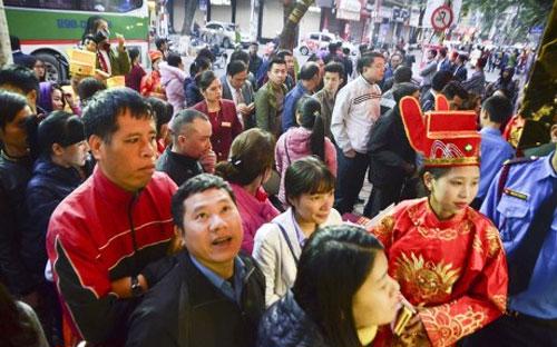 Người dân xếp hàng chờ đến lượt mua vàng trên một con phố ở Hà Nội - Ảnh: Tiền Phong.<br>