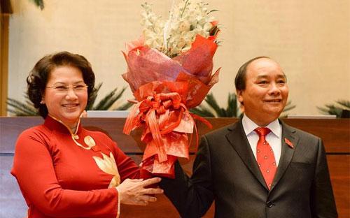 Chủ tịch Quốc hội Nguyễn Thị Kim Ngân tặng hoa chúc mừng tân Thủ tướng Nguyễn Xuân Phúc sáng 7/4/2016.<br>