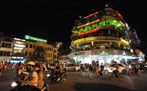 Việt Nam đã đạt tiến bộ về hiệu quả thị trường hàng hóa (hạng 74, tăng 
17 bậc). Tuy nhiên, theo WEF, nền móng của nền kinh tế Việt Nam còn yếu,
 trong đó Việt Nam bị tụt hạng ở một số yếu tố đánh giá như hiệu quả thị
 trường lao động, phát triển thị trường tài chính, mức độ sẵn sàng công 
nghệ… - Ảnh: Việt Tuấn.<br>