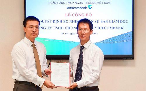 Ông Phạm Quang Dũng - Ủy viên Hội đồng Quản trị - Tổng giám đốc Vietcombank (ảnh trái) trao quyết định bổ nhiệm ông Lê Mạnh Hùng (ảnh phải) giữ chức vụ Giám đốc VCBS.