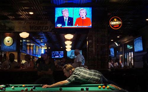 Người dân Mỹ theo dõi cuộc tranh luận qua truyền hình tại một quán bar ở San Diego - Ảnh: Reuters.<br>
