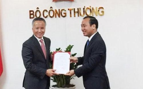 Thứ trưởng Bộ Công Thương Trần Quốc Khánh<strong> </strong>trao quyết định bổ nhiệm cho ông Trần Quang Huy.