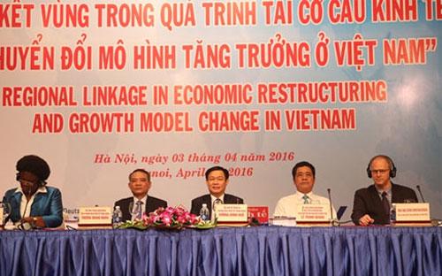 Đoàn chủ tịch của hội thảo quốc tế về liên kết vùng ở Việt Nam.