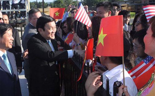 Đón Chủ tịch nước Trương Tấn Sang tại sân bay quân sự Andrew - Ảnh: TTXVN.