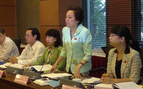 Phó giám đốc Sở Y tế Tp.HCM, đại biểu Quốc hội Phạm Khánh Phong Lan nói đùa là nếu nâng độ tuổi trẻ em lên như dự thảo luật thì bệnh viện nhi phải thành lập khoa sản - Ảnh: NLĐ.<br>
