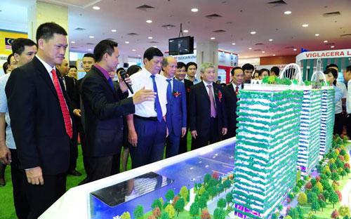 Lãnh đạo Bộ Xây dựng, Hiệp hội Bất động sản Việt Nam cùng nhiều khách hàng thăm gian hàng của Phúc Khang tại triển lãm Vietbuild tại Hà Nội hôm 20/7.<br>
