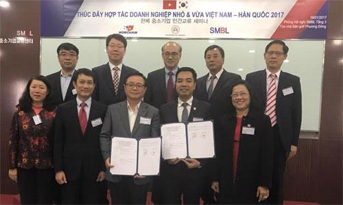 Lễ ký kết chương trình thúc đẩy hợp tác giữa mạng lưới Doanh nghiệp Hàn Quốc tại Việt Nam (SMBL) và Hiệp hội doanh nghiệp vừa và nhỏ Tp. Hà Nội.<b> </b>