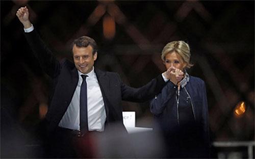 Ông Emmanuel Macron và vợ trong giây phút mừng chiến thắng. Là người ủng hộ một châu Âu hội nhập, ông Macron giành được khoảng 65,2% số phiếu, trong khi đối thủ từng đe dọa đưa Pháp rời Liên minh Châu Âu (EU) giành được 34,8% phiếu - Ảnh: Reuters.<br>