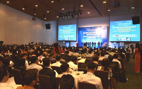 Hội thảo về kịch bản kinh tế Việt Nam năm 2016 với chủ đề “Tăng trưởng kinh tế và triển vọng đầu tư trong bối cảnh mới”, do Ban Kinh tế Trung ương và Thời báo Kinh tế Việt Nam tổ chức, diễn ra tại Tp.HCM sáng 3/3 - Ảnh: Việt Tuấn.<br>