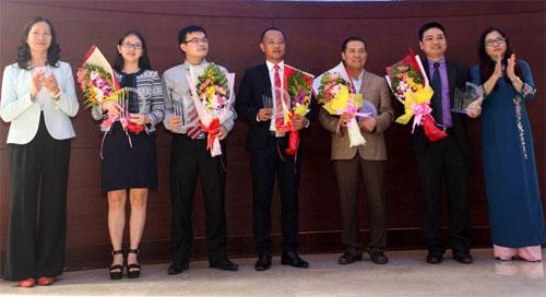 Ông Tống Minh Tuấn (thứ 3 từ trái sang), Giám đốc VCBS Chi nhánh Tp.HCM và đại diện 4 công ty chứng khoán khác nhận kỷ niệm chương top 5 công ty chứng khoán tiêu biểu trong việc thực hiện nghiệp vụ tư vấn niêm yết và đấu giá trong năm 2015 tại HSX.