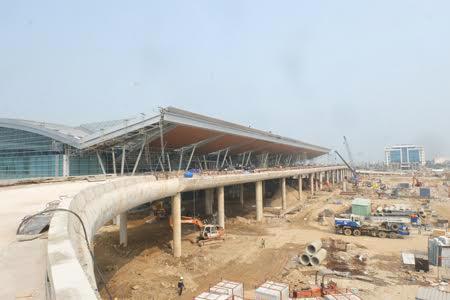 Nhà ga quốc tế Cảng hàng không Đà Nẵng có tổng mức đầu tư 3.500 tỷ đồng,
 do Công ty Cổ phần Đầu tư khai thác nhà ga quốc tế Đà Nẵng (AHT) làm 
chủ đầu tư. 