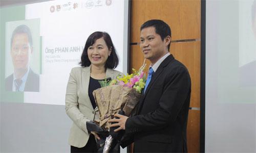 PGS.TS Lê Thị Thu Thủy (ảnh trái) – Phó hiệu trưởng trường Đại học Ngoại Thương tặng hoa ông Phan Anh Vũ (ảnh phải) - Phó giám đốc VCBS.