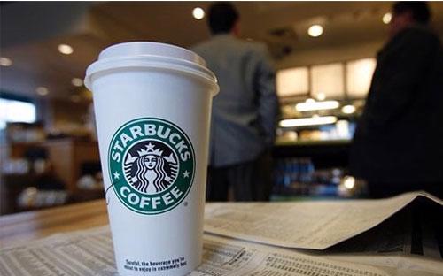 Ngoài các quán cà phê vỉa hè, Starbucks còn phải cạnh tranh với 
những thương hiệu toàn cầu lớn khi đặt chân vào thị trường Việt Nam, như
 Coffee Bean &amp; Tea Leaf của Mỹ hay Gloria Jean’s Coffees của 
Australia. 