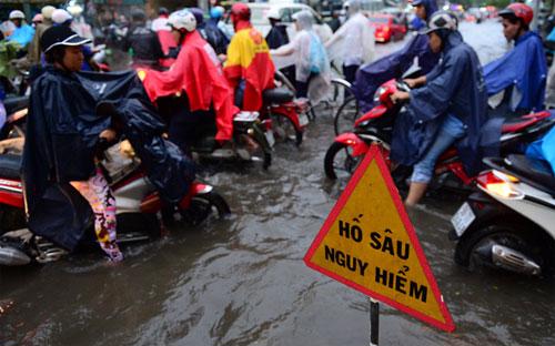 Trong khi tình trạng ngập nước vẫn diễn ra ở nhiều nơi tại Tp.HCM, thì lương của lãnh đạo Công ty Thoát nước đô thị lại cao bất thường - Ảnh: VTC.<br>