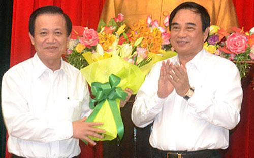 Chủ tịch UBND thành phố Đà Nẵng Văn Hữu Chiến chúc mừng ông Trần Thọ (trái) được bầu làm Bí thư Thành uỷ Đà Nẵng.<br>