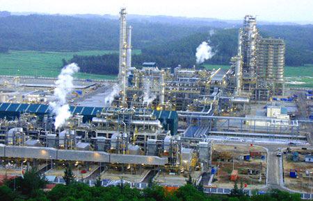 Trước đó, ngày 8/8, nhà máy lọc dầu Dung Quất đã phải ngừng vận hành để khắc phục lỗi ở phần khớp nối giãn nở nhiệt trên đường xả khí CO của phân xưởng cracking xúc tác.