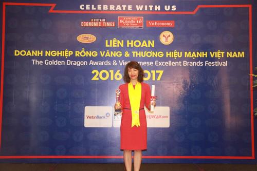 Bà Nguyễn Thị Anh Thơ, Giám đốc dịch vụ Tư vấn Quản trị Rủi ro, đại diện Deloitte Việt Nam nhận nhận danh hiệu Rồng Vàng.