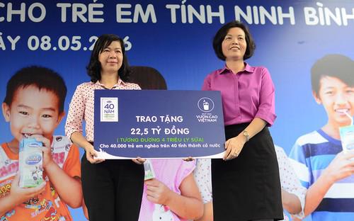 Năm 2016, Vinamilk và Quỹ sữa Vươn cao Việt Nam sẽ dành tặng một lượng sữa trị giá 22,5 tỷ đồng trao tặng cho 40.000 trẻ em nghèo tại 40 tỉnh thành khó khăn trên cả nước.<br>