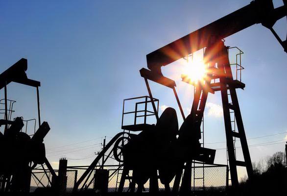 Từ đầu tuần này, giá dầu đã tăng không ngừng sau khi số liệu cho thấy sản lượng dầu đá phiến tại Mỹ giảm, nhu cầu xăng dầu tại Mỹ tăng cao - Ảnh: Reuters.