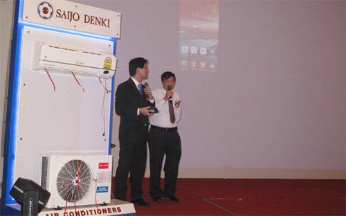 Ông Thunywat Chittiphalungsri giới thiệu tính năng điều khiển điều hòa bằng smartphone của Saijo Denki.