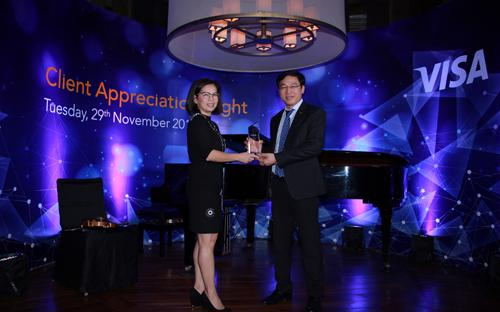 Ông Đinh Văn Chiến, Phó tổng giám đốc - Giám đốc Khối Ngân hàng cá nhân của TPBank thay mặt Ngân hàng nhận giải thưởng từ Visa.