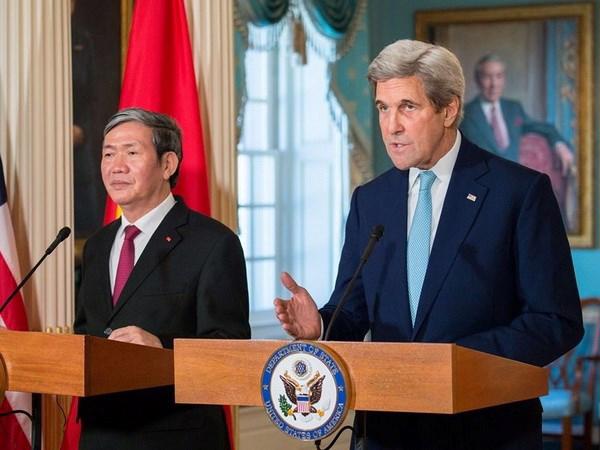 Thường trực Ban Bí thư Đinh Thế Huynh và Ngoại trưởng Mỹ John Kerry, sau cuộc hội đàm ngày 25/10.<br>