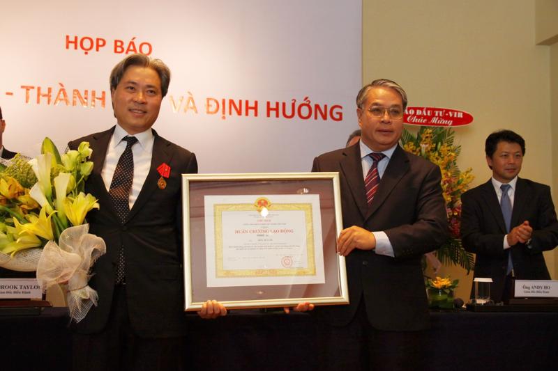 Don Lam (ngoài cùng bên trái) cho rằng sự thành công của VinaCapital dựa trên tốc độ phát triển kinh tế ổn định và quá trình tăng trưởng lâu dài của Việt Nam.
