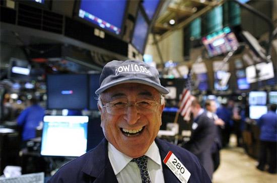 Niềm vui của nhà đầu tư ở Phố Wall khi Dow Jones vượt mốc 10.000 điểm - Ảnh: Reuters.