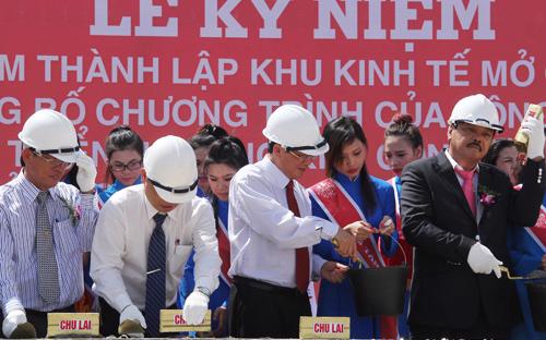 Ông Trần Quý Thanh (áo vest đen), Chủ tịch Tân Hiệp Phát và các quan chức Quảng Nam trong lễ khởi công dự án. Ảnh: Thanh Niên<br>
