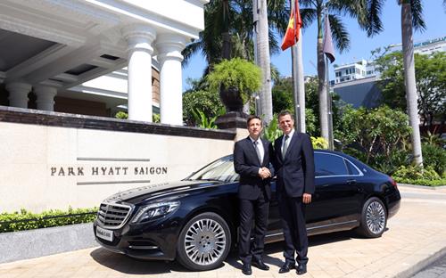 Đại diện Mercedes-Benz Việt Nam bàn giao chiếc xe hạng siêu sang cho khách sạn 5 sao Park Hyatt Saigon.<br>