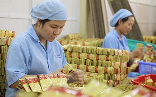 Khâu đóng gói tại nhà máy hóa mỹ phẩm thuộc Công ty Cổ phần Sao Thái Dương, một trong những doanh nghiệp áp dụng chiến lược “kinh tế xanh” tại Việt Nam - Ảnh: Đức Thọ.<br>