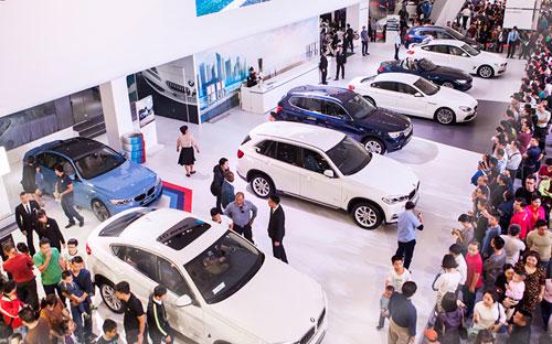 Thương hiệu xe sang nhập khẩu hiện có thị phần lớn nhất Việt Nam là BMW 
đã áp dụng chương trình ưu đãi để khách hàng có thể sở hữu xe BMW với 
mức giá tốt, cộng thêm những ưu đãi khác từ nhà phân phối Euro Auto. 