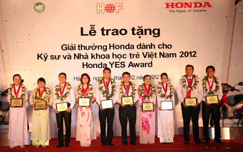 Sau 3 vòng thi, 10 sinh viên xuất sắc nhất đã được nhận Honda YES Award 
2012, gồm: 2 sinh viên Đại học Bách khoa Hà Nội, 3 sinh viên Đại học 
Công nghệ (Đại học Quốc gia Hà Nội), 3 sinh viên Đại học Khoa học Tự 
nhiên (Đại học Quóc gia Hà Nội), 1 sinh viên Đại học Bách khoa Đà Nẵng 
và 1 sinh viên Đại học Bách khoa Tp.HCM.