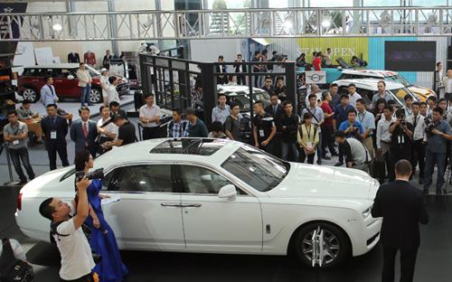 BMW World Việt Nam 2016 chính thức mở cửa từ ngày 7/5 tại Trung tâm Hội 
nghị Quốc gia Hà Nội với hơn 100 mẫu xe được trưng bày mang các thương 
hiệu Rolls-Royce, BMW, MINI và Motorrad. 