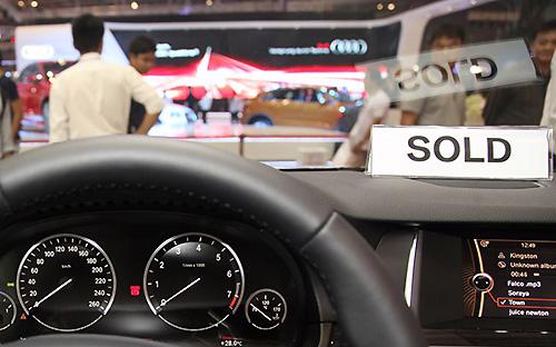 Hình ảnh những chiếc xe hạng sang được cài tấm biển “sold” ở phần kính chắn gió tràn ngập tại triển lãm Vietnam Motor Show 2013 - Ảnh: Đức Thọ.<br>