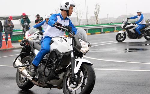 Hướng dẫn viên của Honda Việt Nam điều khiển môtô phân khối lớn tại khu sân bãi của trung tâm lái xe an toàn mới khánh thành.<br>