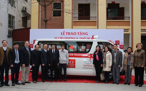 Đại diện Toyota Việt Nam, Quỹ Toyota Việt nam và tổ chức VCF trao tặng xe cứu thương và phương tiện y tế cho các bệnh viện.<br>