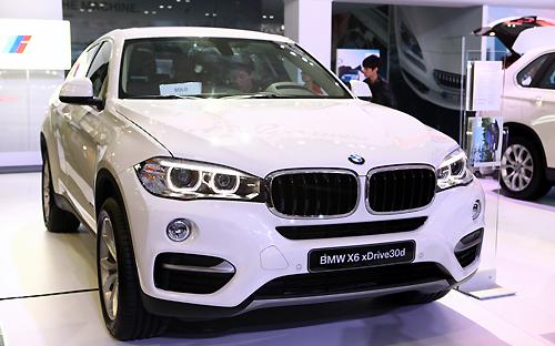 Chiếc xe thể thao đa dụng 5 chỗ ngồi hạng sang BMW X6 trị giá hơn 3,6 tỷ đồng được khách hàng đặt mua ngay trong ngày đầu diễn ra triển lãm.<br>