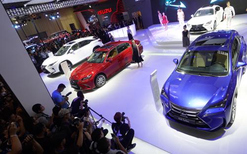Bộ 3 mẫu xe Lexus mới sử dụng thế hệ động cơ tăng áp dung tích nhỏ 2.0 lít được giới thiệu ra thị trường tại triển lam Vietnam International Motor Show 2016 hồi cuối tháng 10.<br>