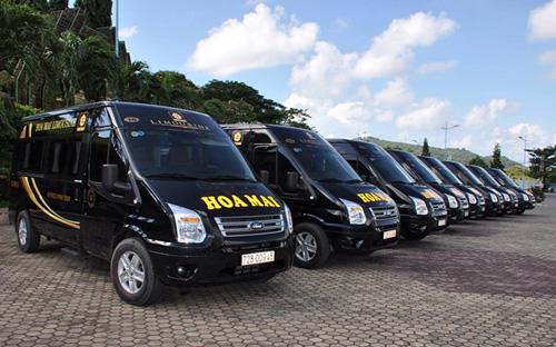 Đội hình xe Ford Transit phục vụ hoạt động kinh doanh lữ hành của công ty Hoa Mai tại thành phố Vũng Tàu.<br>