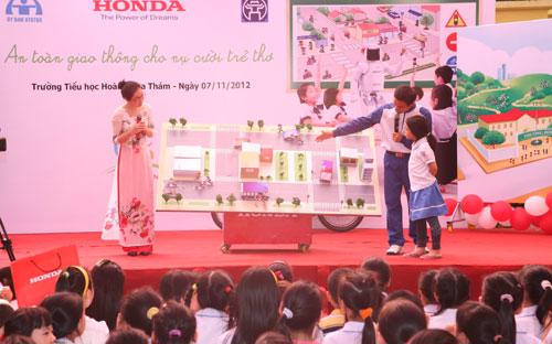 Ngày 7/11/2012, tại trường Tiểu học Hoàng Hoa Thám (Ba Đình – Hà Nội) 
đã diễn ra buổi vui học mẫu trong khuôn khổ chương trình “An toàn giao 
thông cho nụ cười trẻ thơ” cho hơn 700 em học sinh lớp 3, 4, 5 của 
trường. 