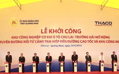 Thủ tướng Nguyễn Xuân Phúc (giữa) tại lễ khởi công xây dựng khu công nghiệp cơ khí ôtô Chu Lai - Trường Hải mở rộng.