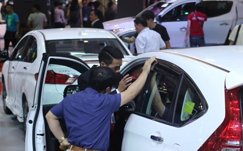 Cuộc cạnh tranh giữa các thương hiệu và giữa các mẫu xe tại thị trường ôtô Việt Nam ngày càng trở nên căng thẳng.<br>