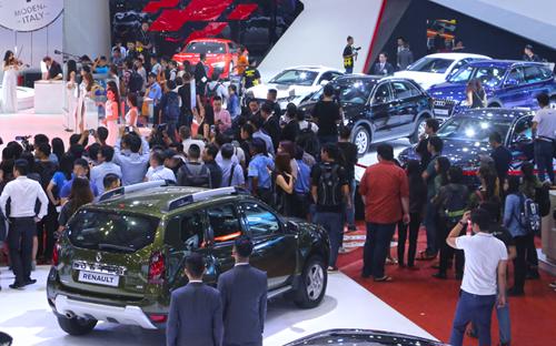 Năm 2016, tổng sức mua ôtô trên toàn thị trường Việt Nam đã chính thức thiết lập kỷ lục khi lần đầu tiên vượt qua mốc sản lượng bán hàng 300.000 chiếc.<br>