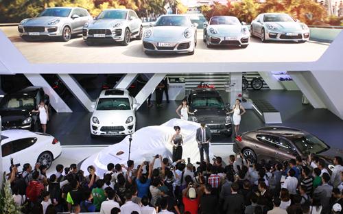 Một điểm nhấn khá thú vị với người tiêu dùng là tỷ lệ các thương hiệu 
hạng sang và siêu xe tại VIMS 2016 khá đông đảo. Do đó, tại triển lãm 
hứa hẹn sẽ xuất hiện không ít những mẫu xe cao cấp lần đầu tiên xuất 
hiện tại Việt Nam.
