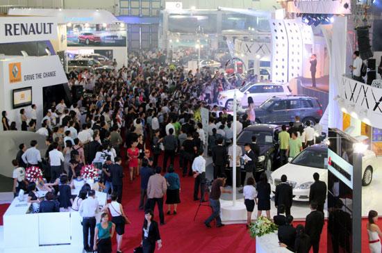 Với quy mô lớn nhất và sự nỗ lực của bản thân các hãng xe, Vietnam Motor Show 2012 vẫn tạo được ấn tượng mạnh, qua đó phần nào xóa nhòa không khí ảm đạm trên thị trường hiện nay đồng thời đem lại kỳ vọng về một cú hích cho giai đoạn cuối năm - Ảnh: Đức Thọ.